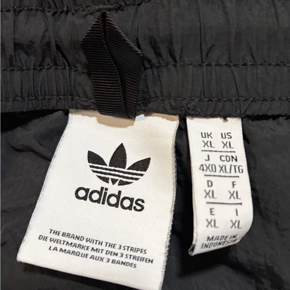 Men’s used adidas black utility pocket shorts size XL Pre own items are as is - Picture 2 of 5